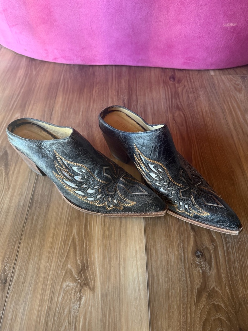 Corral Vintage Cross and Wing Embroidered Pointed-Toe Mule Heels in Black sz 8